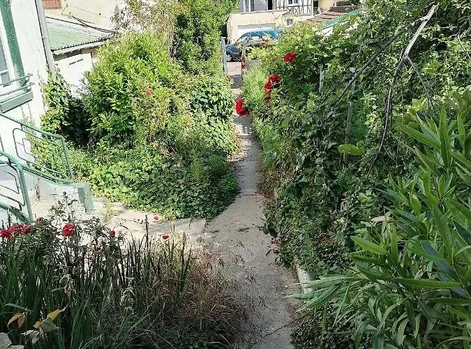 Апартаменты Des Roses - T2, 31m2, 1er Etage, Vue Jardin, 